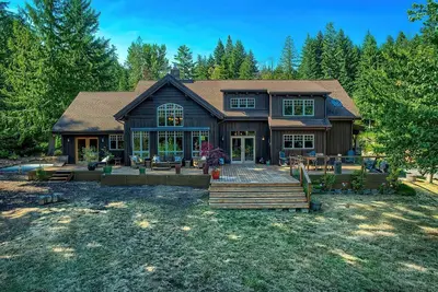 Image de Luminous and Spacious Ski Cabin with Shared Hot Tub that Offers Stunning Landscapes of the Columbia River Gorge, Washington