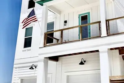 Image de Stunning Oceanfront Beach House with Kayaks for Family Getaways in Navarre, Florida