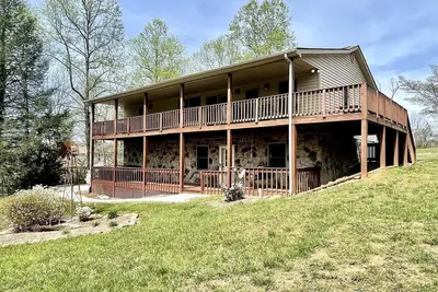 Image de Gorgeous Cottage Nestled Amidst Trees with Foosball and Pool Table in Sevierville, Tennessee
