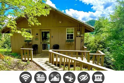 Image de Secluded Cabin with Hot-Tub and River Views in Tennessee