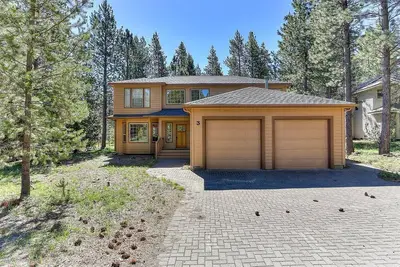Image de Peaceful Family Friendly Cabin with Private Hot Tub and Deck close to Fort Rock Park and Sunriver Marina, Oregon