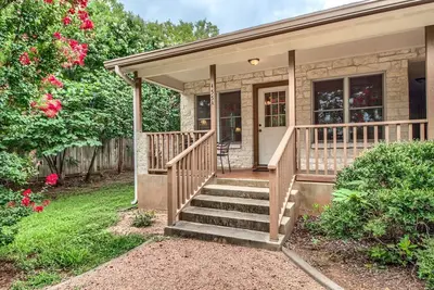 Image de Vintage Tiny Cottage Perfect for Couples Getaway in Fredericksburg, Texas