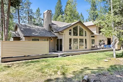 Image de Elegant Family Getaway with Bikes, Hot Tub, and Golf Course Views in Sunriver, Oregon