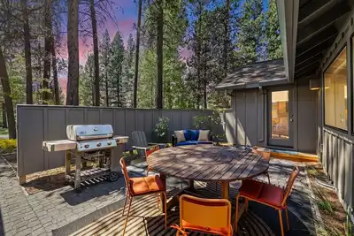 Image de Single-Level Sunriver Gem near Sharc w/ 8 Passes, Bikes & Foosball
