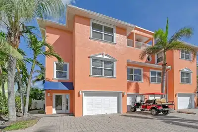 Image de Walk to the Beach! Luxury 4 Br 5 Ba Retreat on Siesta Key on Grand Canal Near Village