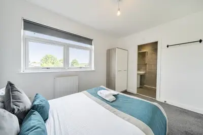 Image de Loft Suite Sleeps 4 · 2 Baths & Free Parking · Newsome, Huddersfield