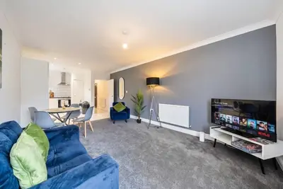 Image de 2-Bed Flat in Newsome · Sleeps 4 · Gated Parking near Castle Hill