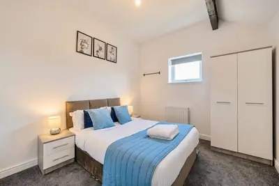 Image de 2-Bed Flat Sleeps 5 with Free Parking · Treetop Views in Newsome