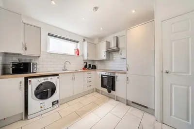 Image de 3-Bed Flat Sleeps 6 with Free Parking · Newsome, near Castle Hill