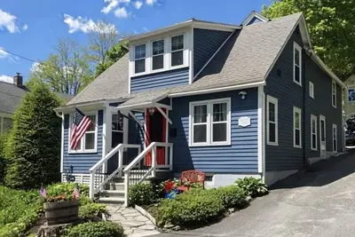 Image de Charming in-town Lenox Cottage with Ac and fire pit!
