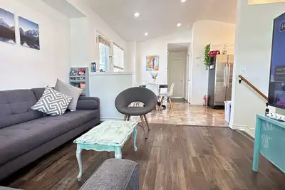 Image de 3b2b Entire house Gateway Ac/Games/Fire Pit/Pet friendly 12 mins to airport