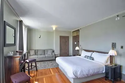 Image de The Peak at Centralia Square | Historic Suite 206