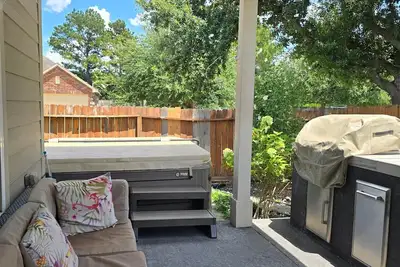Image de Backyard Getaway! Near Iah Airport! Hot Tub!