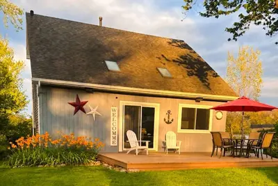 Image de Enjoy the view and experience lakeside living.