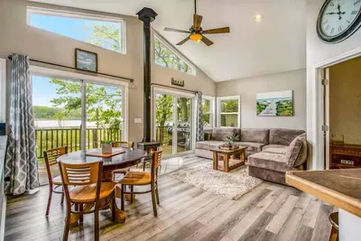 Image de Enjoy fall colors without leaving the deck