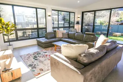 Image de Apex Outlook - Pet friendly family home close to everything