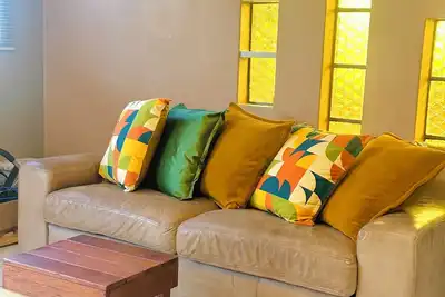 Image de Stunning kitchenette, lounge, 1-bedroom cottage in  Bassonia Johannesburg South