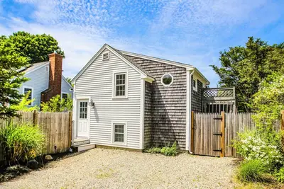 Image de Charming Cape Cod Cottage Steps from the Ocean- Escape & Relax in a Hidden Haven
