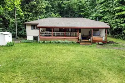 Image de Pet Friendly Lakefront Cottage with Hot-tub in Johannesburg, Michigan