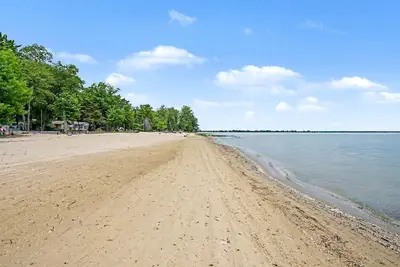 Image de Rustic Lakefront Cabin Getaway on Lake Huron Sandy Shores in Michigan