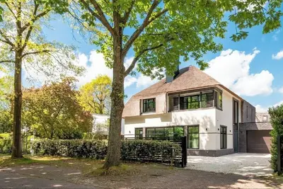 Image de Villa Bergen Beach, close to the beach near Hertenkamp. Right in the heart of downtown.