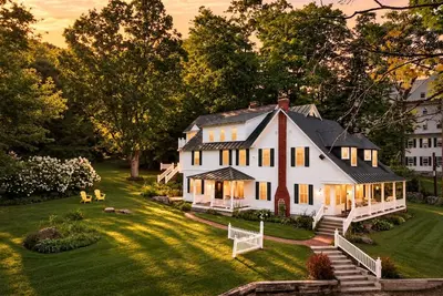 Image de Enormous Spacious Cabin with Jacuzzi Perfect for Groups in New Hampshire