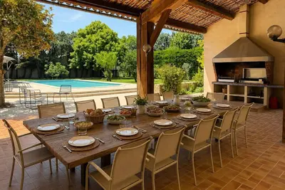Image de Maison de groupe en Provence avec piscine, pingpong, pétanque, billard