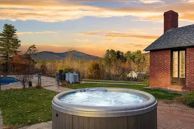 Image de Charming Brick Retreat with Hot Tub & Mountain Views in Conway, New Hampshire