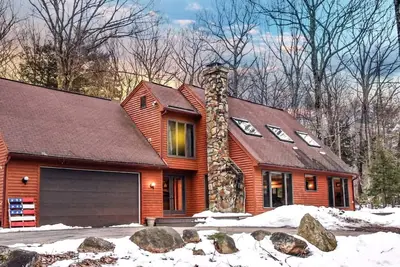 Image de Cozy Impressive Group Cabin with Game Room, Jacuzzi and Fire Pit in New Hampshire