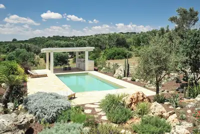 Image de Amid the olive trees and bare rock, a white villa exudes light and silence.