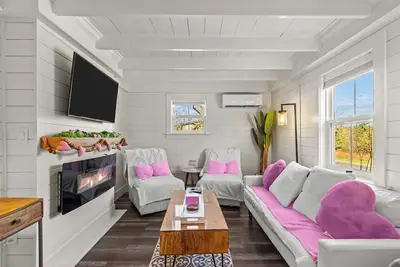 Image de Cupids Cottage Hot Tub, Bbq + Deck, Parking