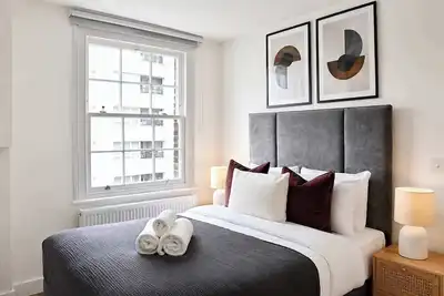 Image de Séjour Moderne d’une Chambre au Cœur de la Ville