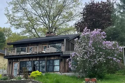 Image de Sun-Filled Lakefront Home in Copake