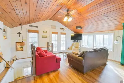 Image de Beautiful Cottage on the water with a dock for lake access! Quiet and cozy!