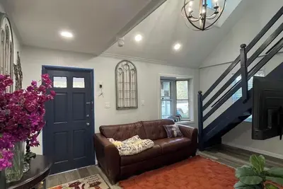Image de 2 bedroom 1 bath Farmhouse Apartment Near Dc- Full Kitchen, Laundry, Gym & Sauna
