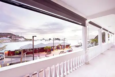 Image de Beautiful 2-bedroom apartment overlooking the harbor with terrace