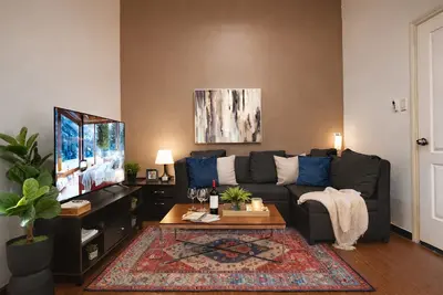 Image de New! 2br w/ City Views in Makati & Fast Wi-Fi!