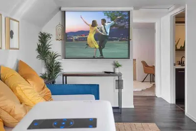 Image de Centralia Theater Apt w/ Projector | Sleeps 4