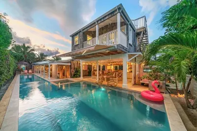 Image de Retro Designer Bungalow 200' from Beach w/ Vw Bus Grill & Pool