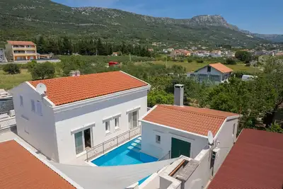 Image de Villa White Rose avec piscine chauffée à Kaštela