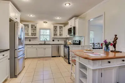 Image de The Sheffield | 4br/3ba | Sleeps 12 | Peach Jam