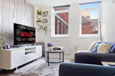Image de Contractor-Friendly Stay | Secure Parking | Near Station | Sleeps 4