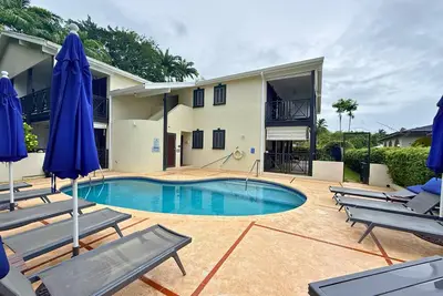 Image de 5-Min Beach Walk | Holetown 1br, Pool, Ac, Sunset Terrace | Ixora Apartment