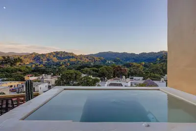 Image de Pool • Jacuzzi • 2 Master Suites • Walk to Beach • Villa Hoja