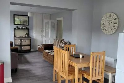 Cottage - Sleeps 6 - Parking
