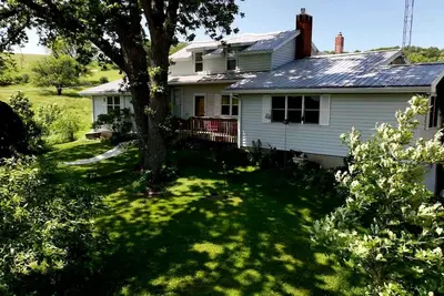 Image de Peaceful and Serene Farmstead Retreat with Horseback Riding in Stockton, Illinois, Perfect for a Family Getaway