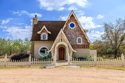 Image de Enchanting Fairytale Cottage with Secret Spa Retreat near Fredericksburg, Texas