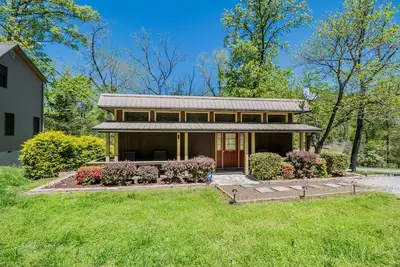 Image de Newly Remodeled Cabin with Lake Views & Grill Patio in Rogers, Arkansas