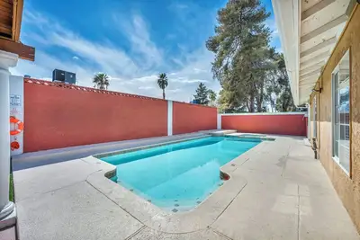 Image de Charming Single-Story Oasis: Pool + Hot Tub Near Unlv & Airport