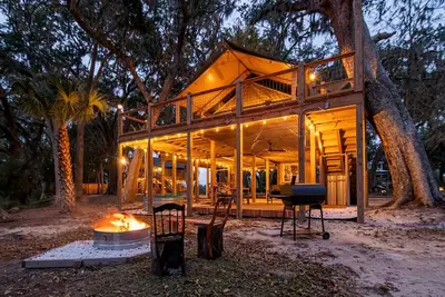 Image de Unique Marshfront Treehouse Stay with Heated Soaking Tub & Adventure-Inspired Escape in Townsend, Georgia